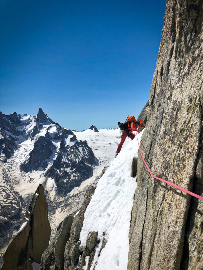 Traversée dans la neige, quelques longueurs sous la brèche Balfour.