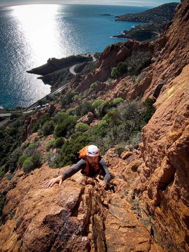 fred dans l'arête de la fenêtre au rocher de Saint Barthélemy