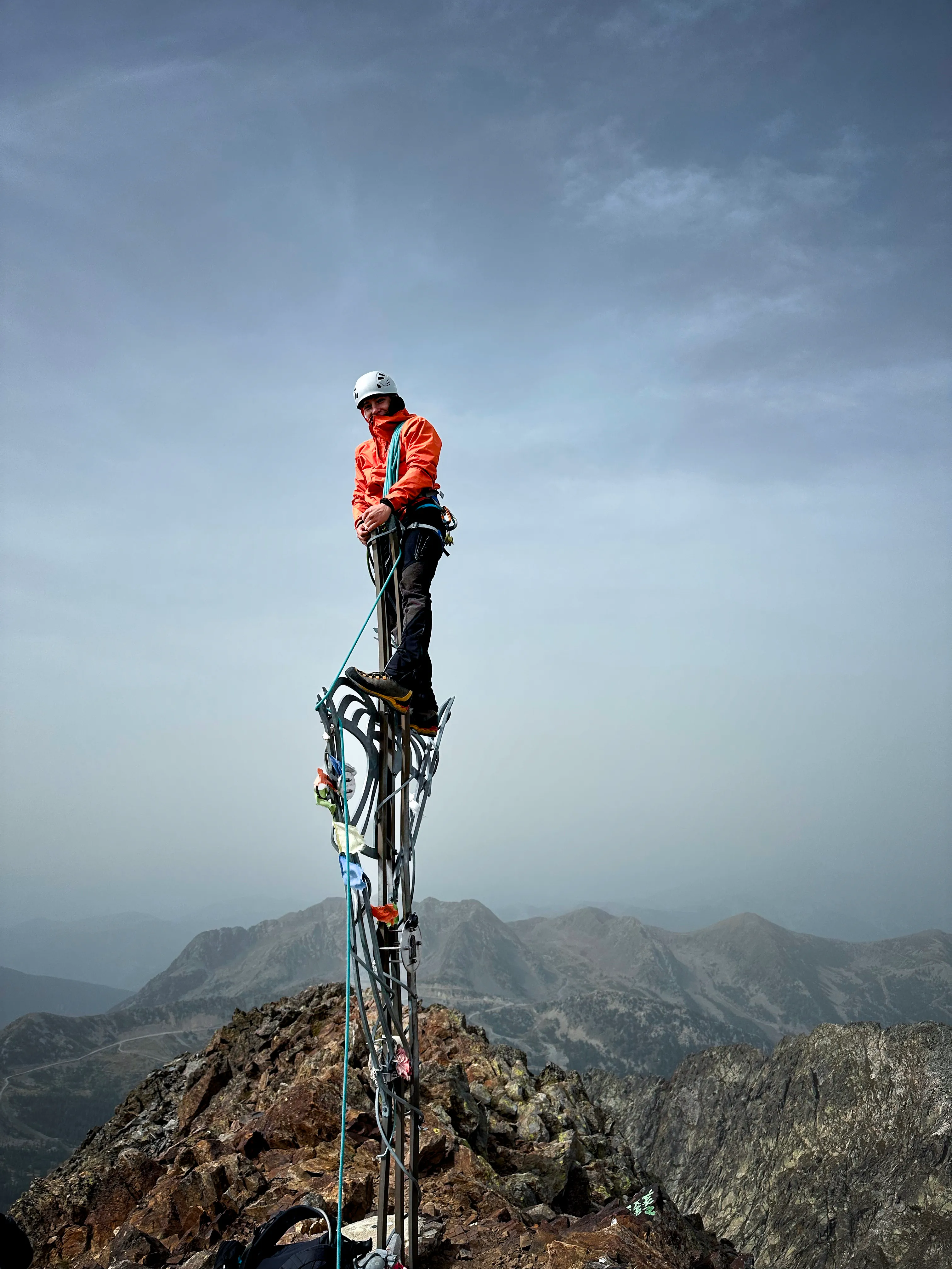 Grimpeurs au sommet du Malinvern (2 986 m) lors d'un stage d'escalade dans le Mercantour