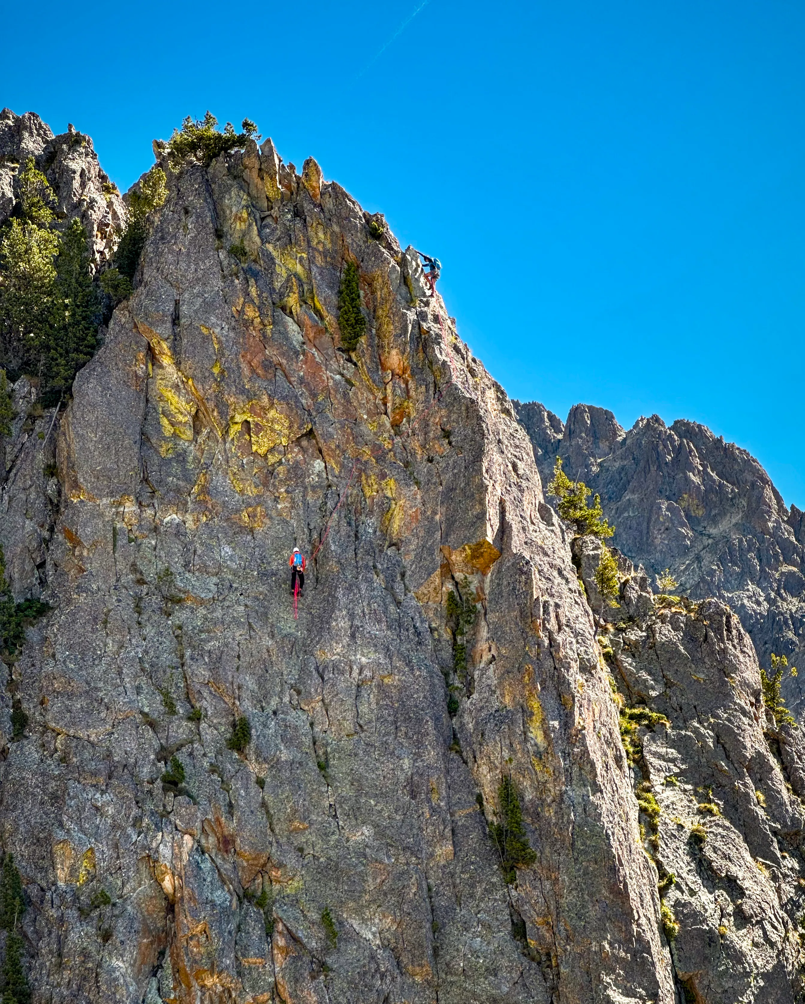 Grimpeur en tête de cordée à la Madone de Fenestre, secteur d'escalade du Mercantour