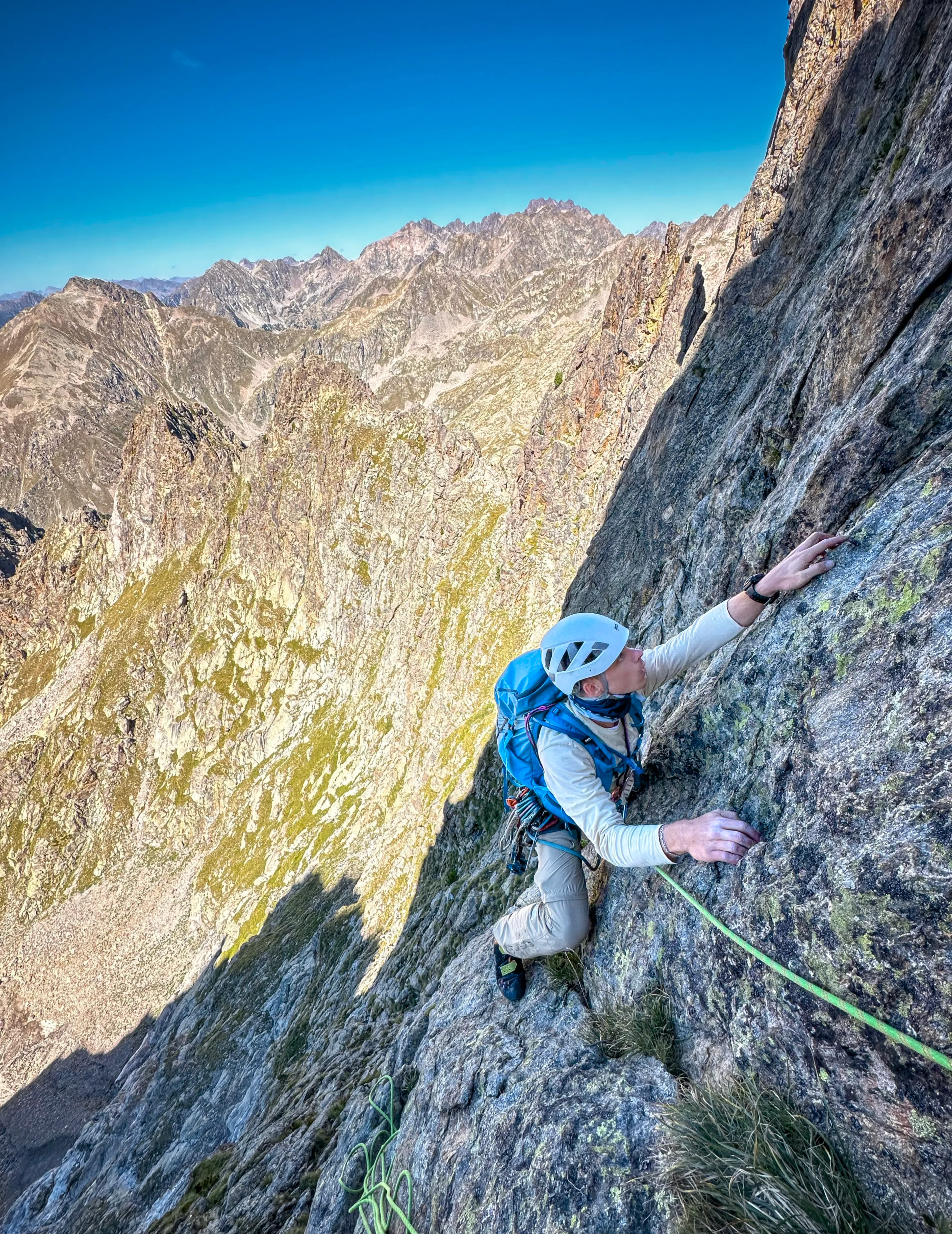 Grimpeuse en progression sur la voie Le Murmure des Nuages, face ouest du Poncet, Mercantour